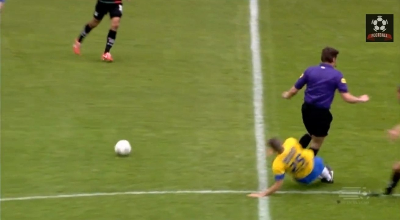 Un joueur d'Eredivisie tacle un arbitre les deux pieds en avant