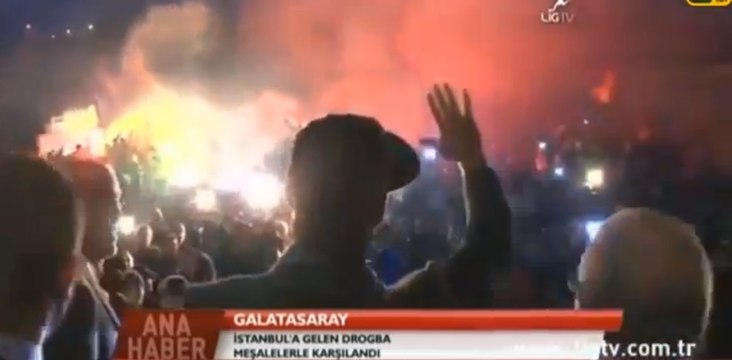 Didier Drogba accueilli comme un roi par les fans de Galatasaray