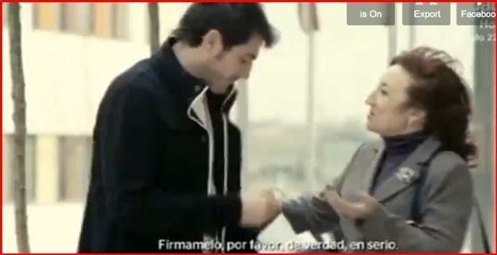 Iniesta et Casillas demandent des autographes aux supporteurs