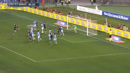 La magnifique reprise de volée d'Hugo Campagnaro lors du match Lazio de Rome - Naples