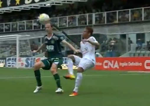 Neymar réalise un magnifique coup du sombrero lors de Santos - Guarani