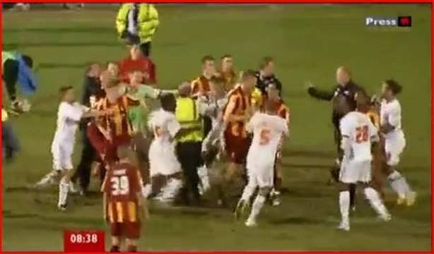 Angleterre: Une bagarre et 5 cartons rouges... en 20 secondes