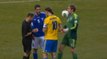 Zlatan Ibrahimovic envoie le ballon dans le visage du gardien adverse lors de Suède - Iles Féroé