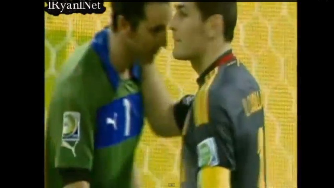 Iker Casillas rend hommage à Gianluigi Buffon après les tirs au buts d'Italie - Espagne