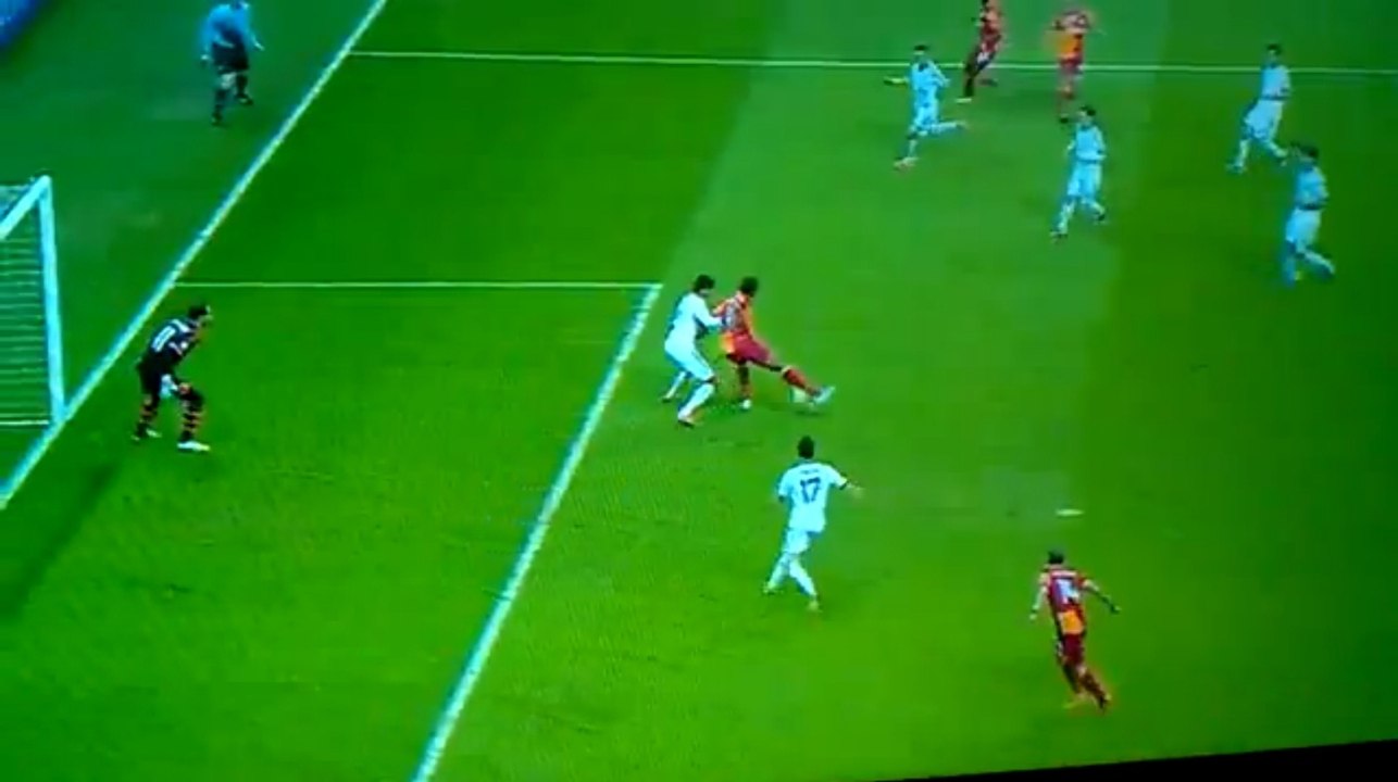 Le but de Didier Drogba d'une madjer lors de Galatasaray - Real Madrid