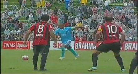 Vidéo but : Un gardien brésilien marque un coup-franc exceptionnel