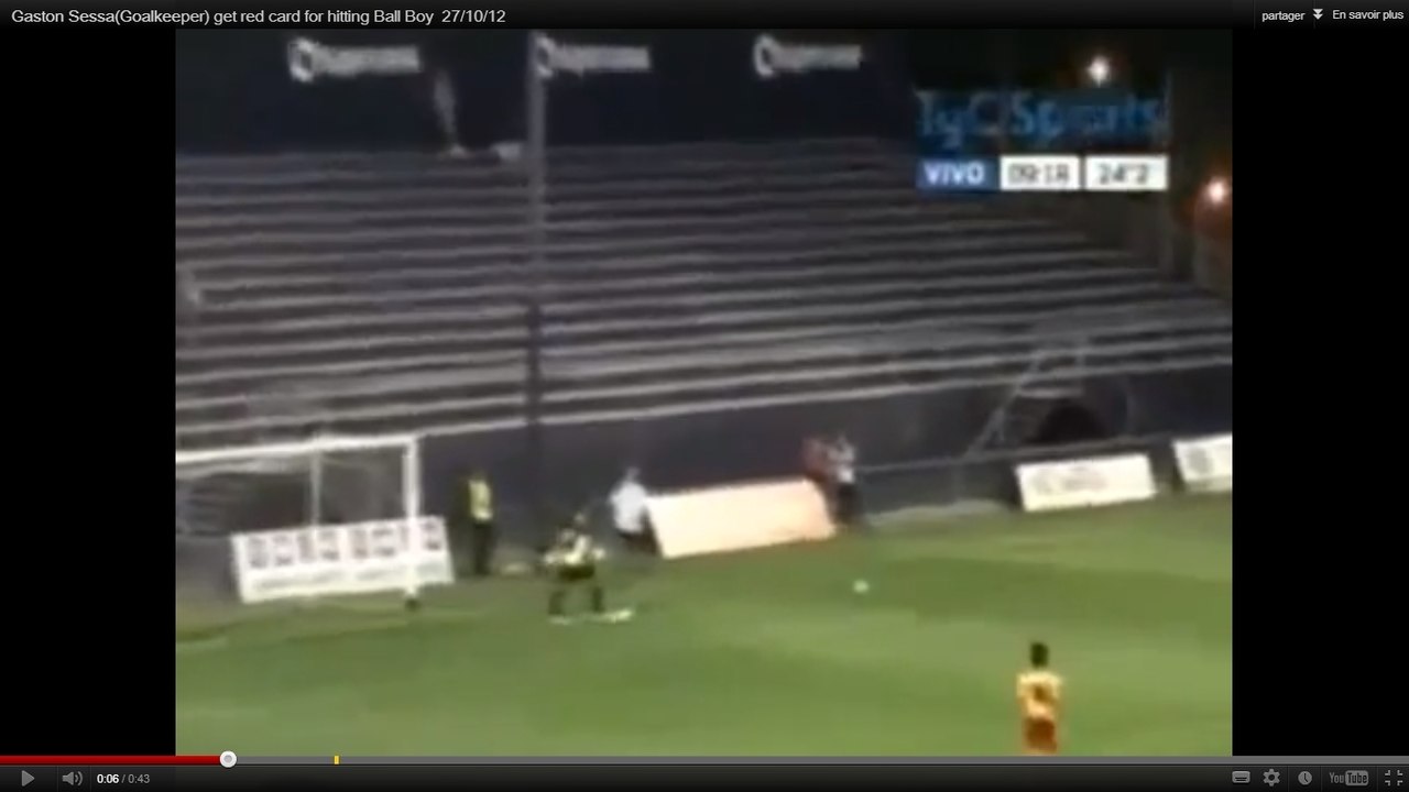 Vidéo insolite : Un gardien tire dans la figure d'un ramasseur de balle en Argentine et prend un carton rouge