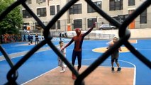 Regardez Andrew Garfield jouer au basket en costume de Spider-Man