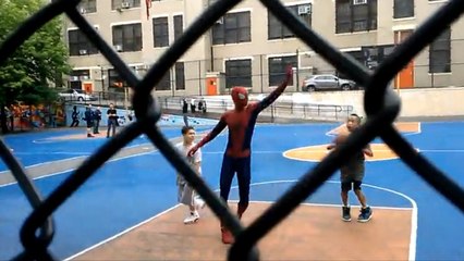 Regardez Andrew Garfield jouer au basket en costume de Spider-Man