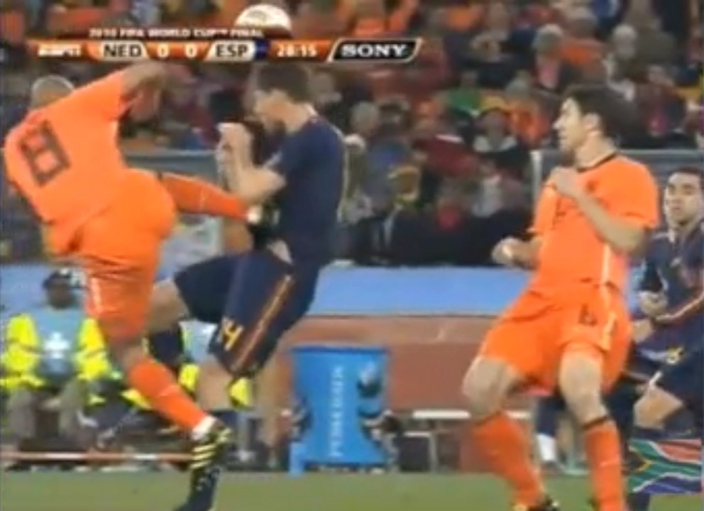 Vidéo high kick : Revivez l'incroyable coup de pied de Nijel de Jong sur Xabi Alonso