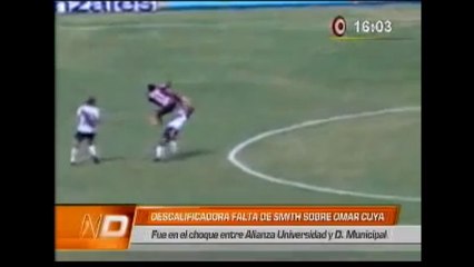 Insolite : Il met un coup de pied dans la tête d'un adversaire et prend un carton rouge