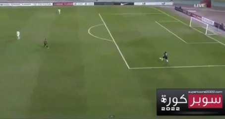 Vidéo insolite : Il manque complètement son dégagement... et concède un corner !