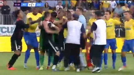 En Roumanie, un gardien mord un joueur adverse en plein match et déclenche une bagarre générale