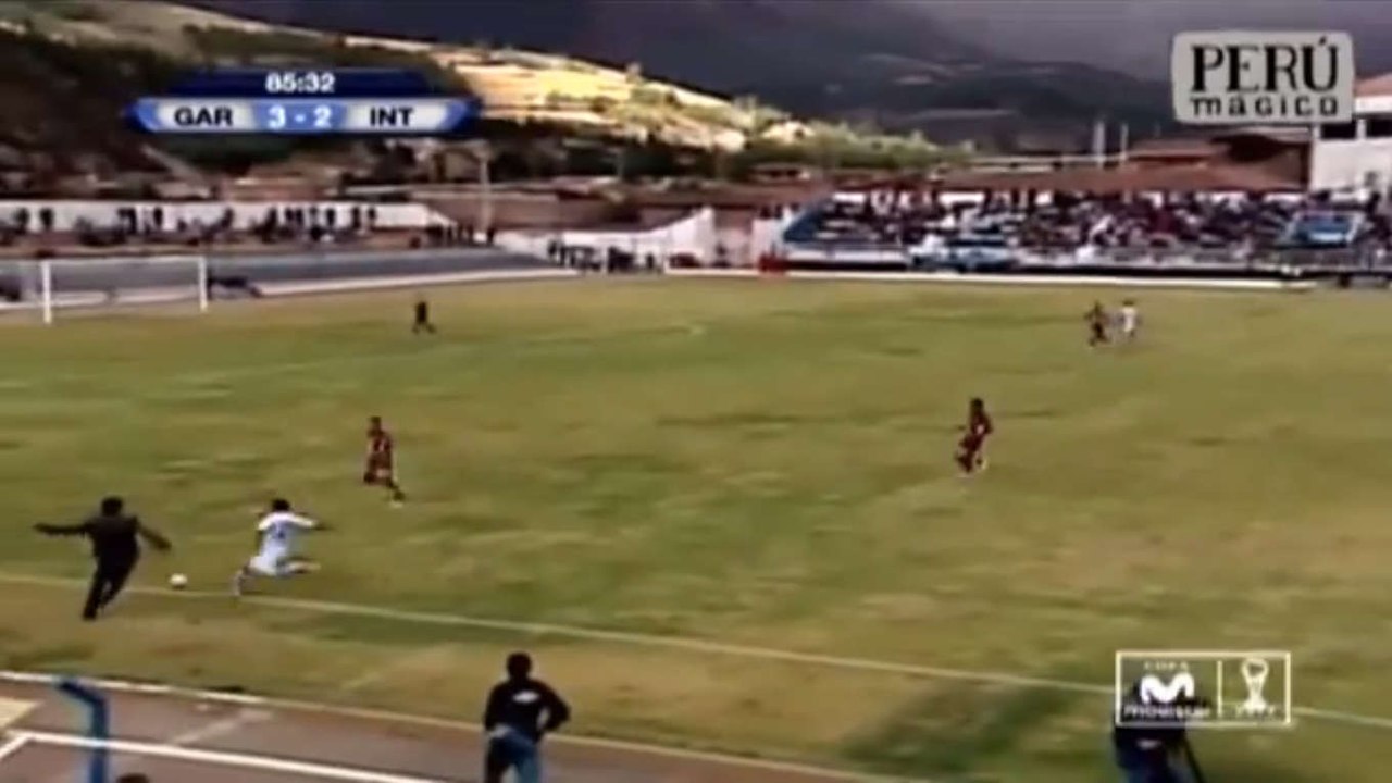 Insolite : Un entraîneur tacle un joueur et prend un carton rouge