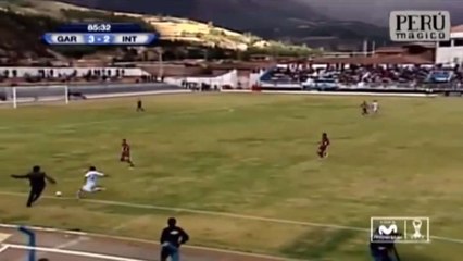 Insolite : Un entraîneur tacle un joueur et prend un carton rouge