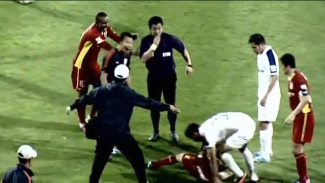 Insolite : Il met lui même un joueur blessé en dehors du terrain et prend un carton rouge