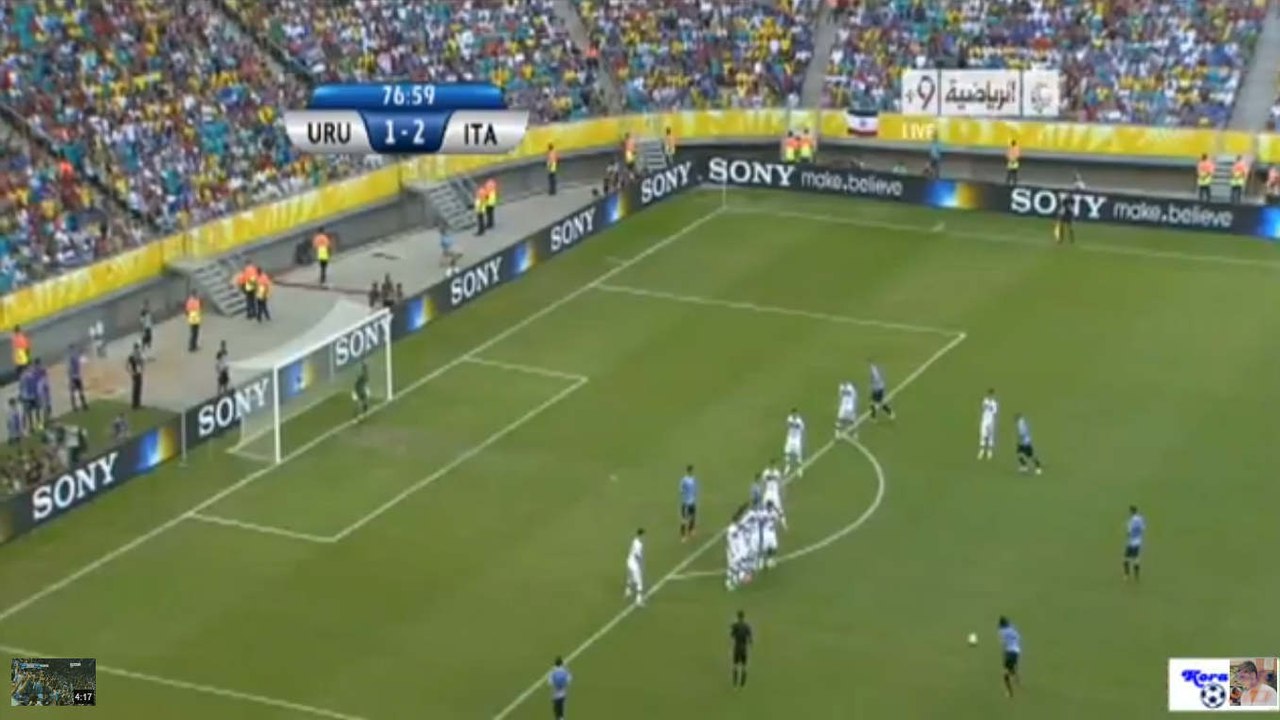 Le but d'Edinson Cavani superbe face à Buffon sur coup-franc lors d'Uruguay - Italie