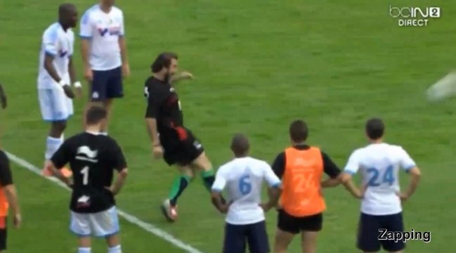 RCT - OM : Eric Cantona tape une pénalité sur la barre transversale