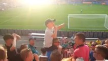 Insolite : Un enfant anime un groupe de supporters lors d'un match de foot