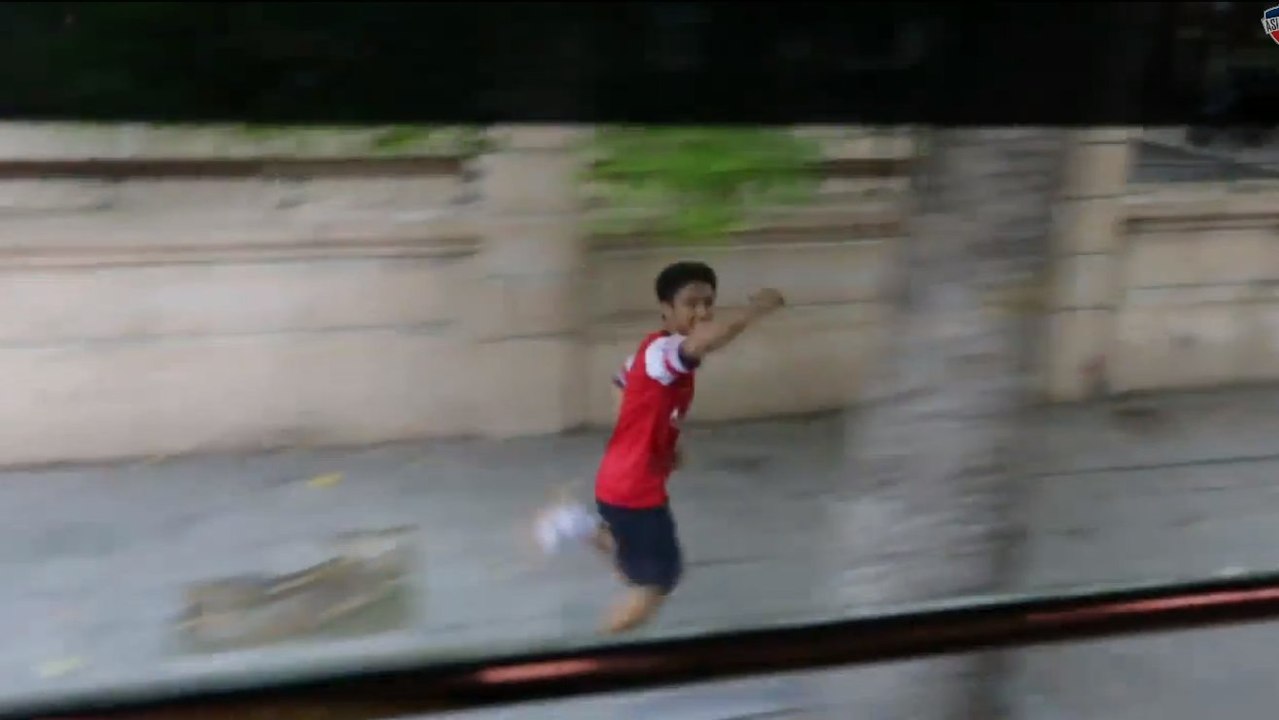 Arsenal : L'incroyable histoire du supporteur qui a couru derrière le bus des Gunners