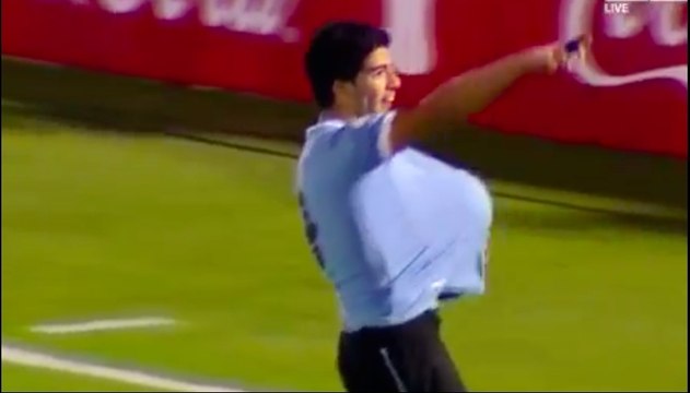 Le superbe but de Luis Suarez lors d'Uruguay-Paraguay