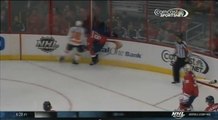 Un joueur de hockey sur glace blesse un adversaire d'un méchant coup