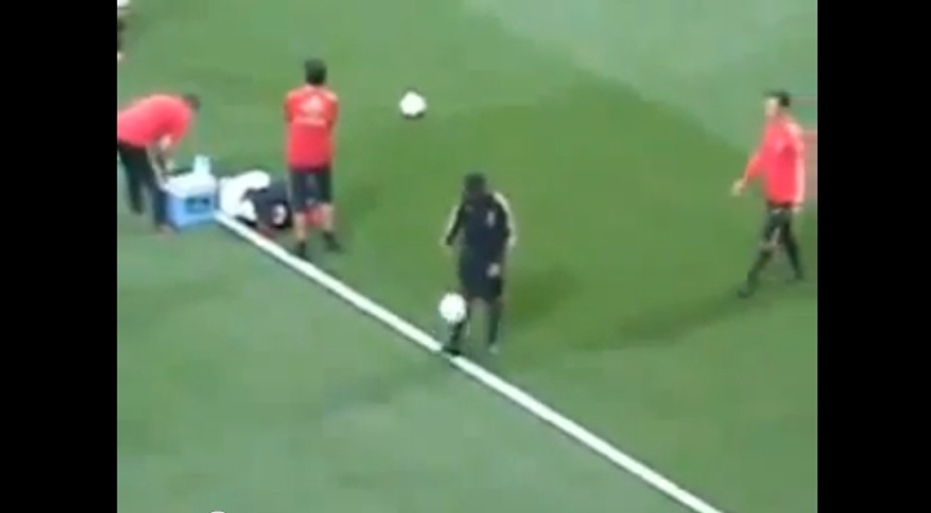 Ronaldinho régale avec des dribbles de folie à l'échauffement