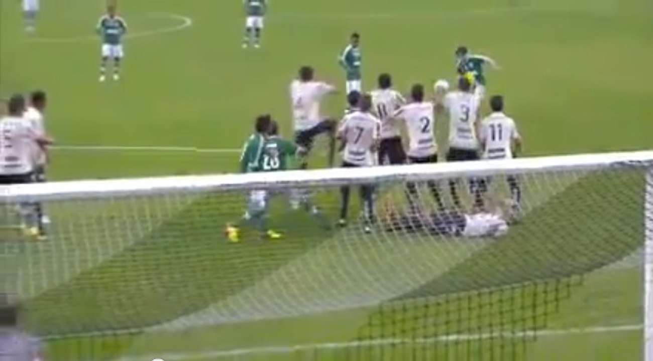 Insolite : Un joueur s'allonge derrière un mur pour contrer un coup-franc