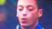 Insolite : Mesut Özil jongle avec un chewing-gum avant Arsenal-Swansea