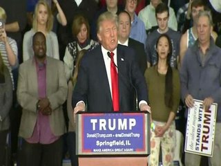 Trump dismisses hecklers at Illinois rally
