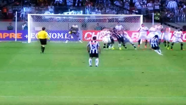 Le but de Ronaldinho magistral sur coup-franc face à Botafogo