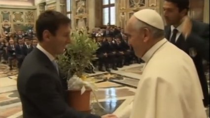 Download Video: Lionel Messi reçu par le Pape François avec l'équipe d'Argentine