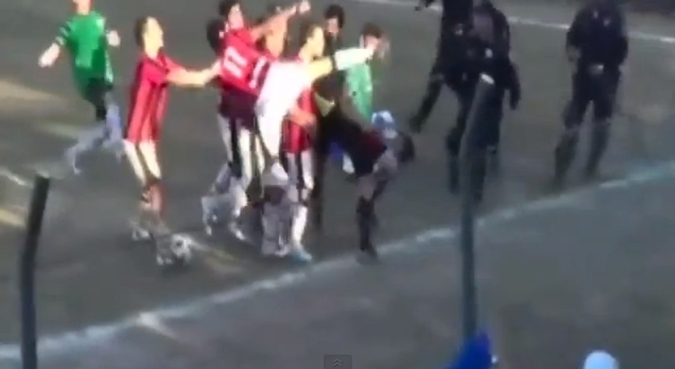 Insolite : Un footballeur met un coup de pied dans la tête d'un arbitre au Paraguay