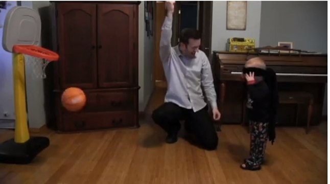 Insolite: Ce bébé de deux ans est un as du basket