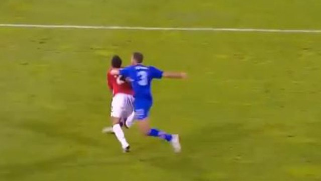 Insolite : Le tacle assassin affolant de Simunic lors de Serbie - Croatie