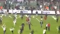Le match Besiktas - Galatasaray interrompu par un envahissement de terrain et une bagarre générale