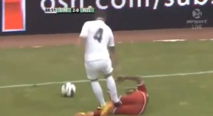 Le méchant tacle à la Zinédine Zidane d'un joueur néo-zélandais