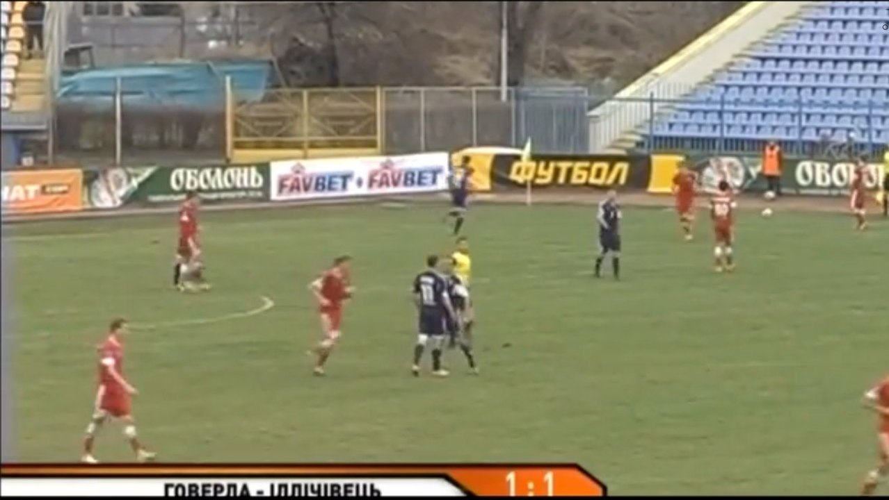 Insolite : Il met un coup de boule à son coéquipier et prend un carton rouge