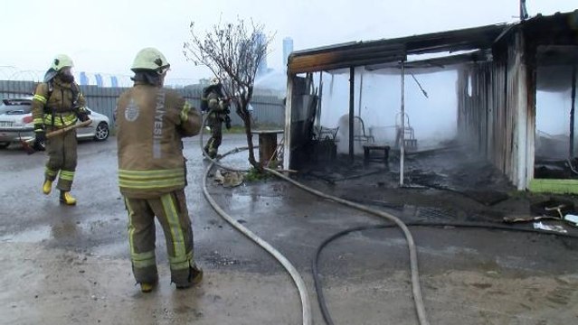 KARTAL'DA KURBAN SATIŞ YERİNDE YANGIN PANİĞİ