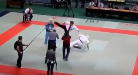 Un arbitre de karaté met KO deux combattants