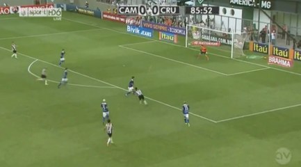 Le sublime but de Fernandinho après un grand pont lors d'Atlético Mineiro - Cruzeiro