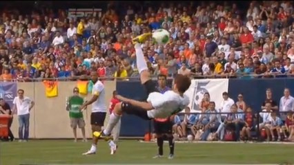 Le but en retourné acrobatique splendide Matt Eliasson lors du match Amis de Messi - Reste du Monde