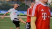 Insolite : Pep Guardiola met un coup de pied aux fesses d'Arjen Robben à l'entraînement du Bayern Munich