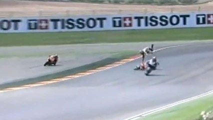 下载视频: Moto GP: La chute de Dani Pedrosa spectaculaire au Grand Prix d'Aragon