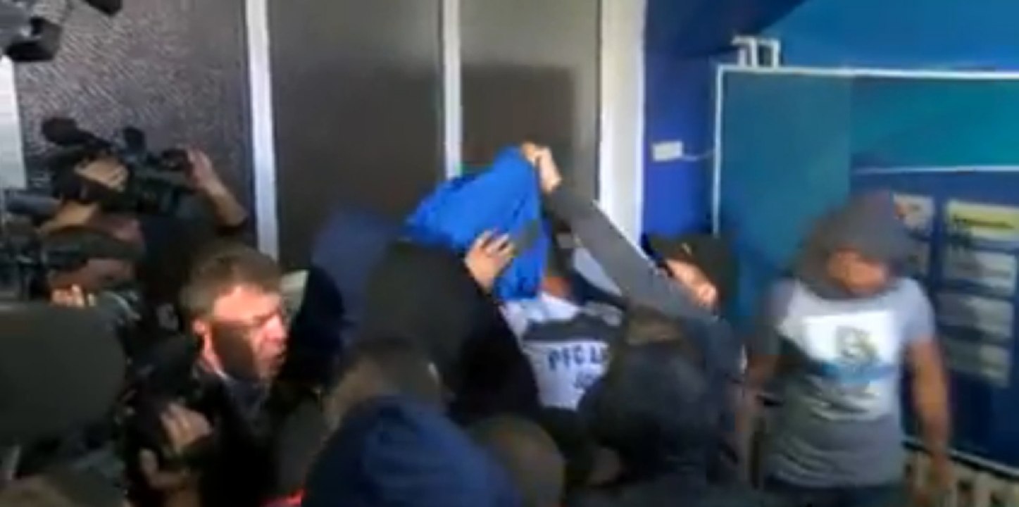 Le nouvel entraîneur du Levski Sofia violenté par des hooligans lors de sa présentation