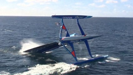 Le chavirage impressionnant du trimaran de Jean-Pierre Dick et Roland Jourdain