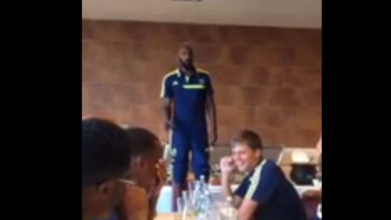 Nicolas Anelka chante du Booba devant ses coéquipiers de West Bromwich