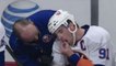 Insolite : Un hockeyeur s'arrache une dent après avoir reçu un palet
