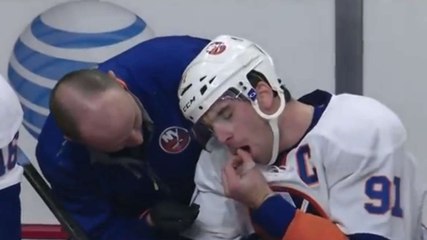 Insolite : Un hockeyeur s'arrache une dent après avoir reçu un palet