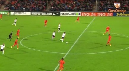 Un jeune joueur autrichien marque un but sublime du milieu de terrain